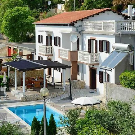 بيت للعطل House Ratko 1260