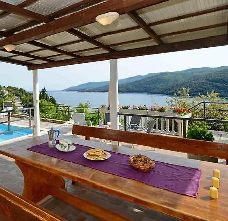 بيت للعطل House Ratko 1260